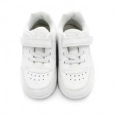 zapatillas blancas de niña