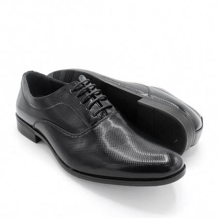 Zapatos de Charol Negro: Estilo Oxford y Detalles Picados