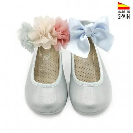 Bailarinas azules niña con flores