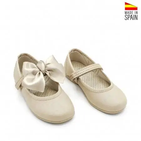 zapatos niña tipo mercedita camel con detellos dorados